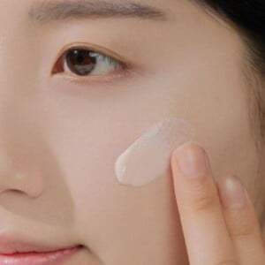 SKIN1004 Madagascar Centella Tone Brightening Tone Up Sunscreen SPF50+/PA++++ 50ml 9 SKIN1004 Madagascar Centella Tone Brightening Tone Up Sunscreen SPF50+/PA++++ 50ml - Protezione solare tone-up