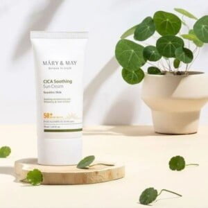 EXPIRING - MARY & MAY CICA Soothing Sun Cream SPF50+ PA++++ 50ml - Scadenza 23/01/27 8 MARY & MAY CICA Soothing Sun Cream SPF50+ PA++++ 50ml - Crema solare
