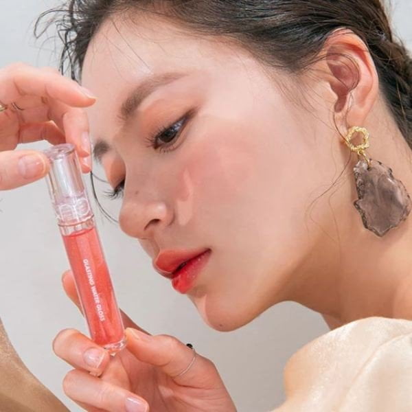 ROMAND Glasting Water Gloss 01 Sanho Crush 4,3g - Lip Gloss 2 ROMAND Glasting Water Gloss 01 Sanho Crush 4,3g - Lip Gloss
