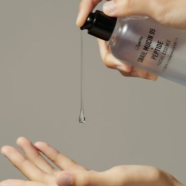 JUMISO Snail Mucin 95 + Peptide Facial Essence 140ml 2 JUMISO Snail Mucin 95 + Peptide Facial Essence 140ml - Essenze viso coreane