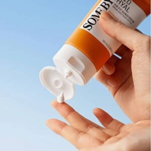 SOMEBYMI V10 HYAL Airfit Sunscreen SPF50+ 50ml 7 SOMEBYMI V10 HYAL Airfit Sunscreen SPF50+ texture