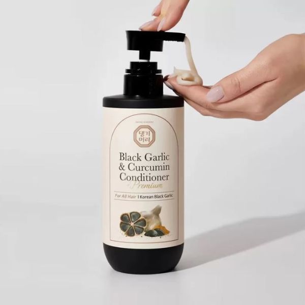 DAENG GI MEO RI Black Garlic And Curcumin Conditioner 500ml 2 DAENG GI MEO RI Black Garlic And Curcumin Conditioner TEXTURE