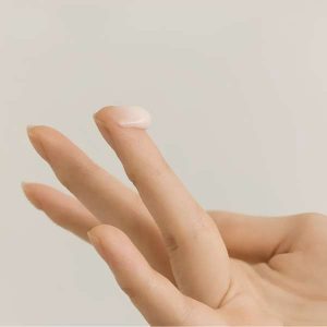 HEVEBLUE Black Yuja Bean Lifting Auto Eye Cream texture 3