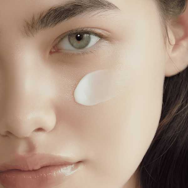 AXIS-Y TXA 2.5% Intensive Brightening Cream 50ml 3 AXIS-Y TXA 2.5% Intensive Brightening Cream texture